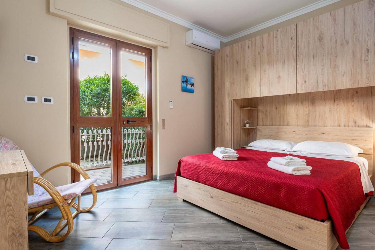 Entire apartment, Guesthost - Lemon Tree Apartments Casa Arancione in Giardini-Naxos, Messina Province