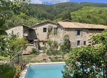 Cottage pour 3 personnes, avec jacuzzi ainsi que jardin et piscine à Chirols