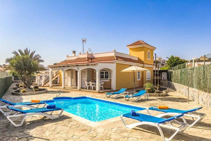 Villa for 6 people, with pool and garden in Antigua