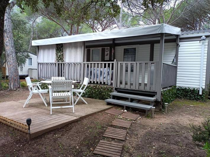 Camping pour 4 personnes, avec terrasse ainsi que piscine et jardin