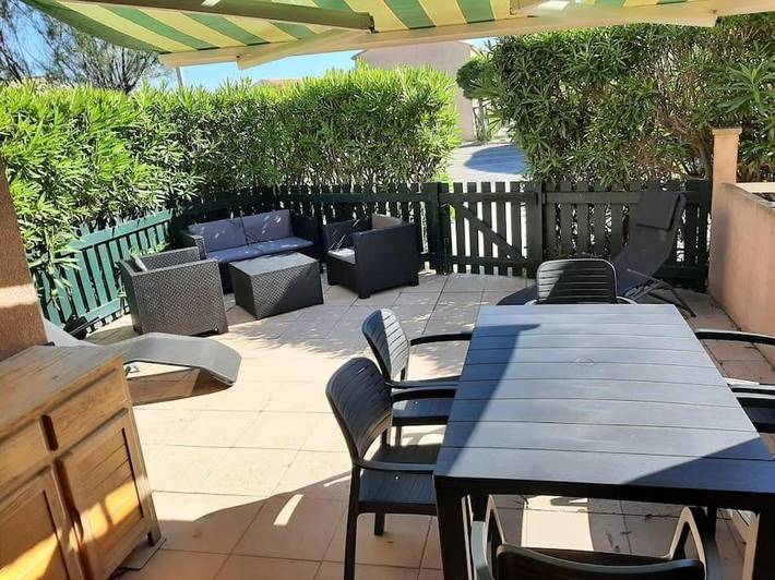 Appartement de vacances pour 4 personnes, avec piscine et jardin ainsi que vue et bassin pour enfant