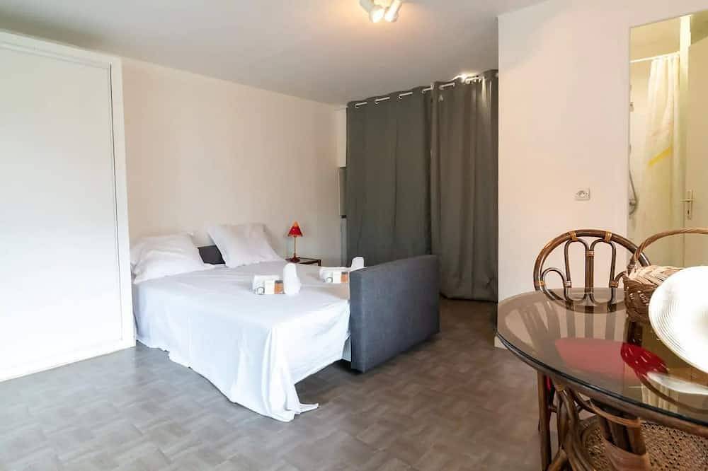 Provencal house with swimming pool in the heart of the Comtat Venaissin Velleron in Velleron, Vaucluse