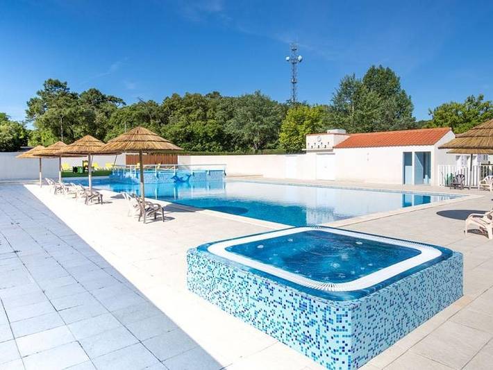 Camping pour 2 personnes, avec bassin pour enfant et jacuzzi