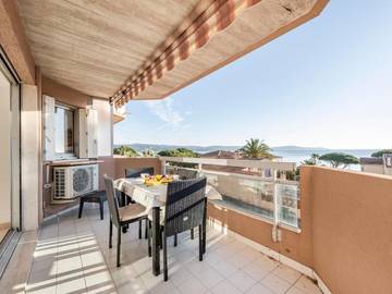 Gîte pour 4 personnes, avec terrasse dans Plage Des Tamaris Cavalaire Sur Mer