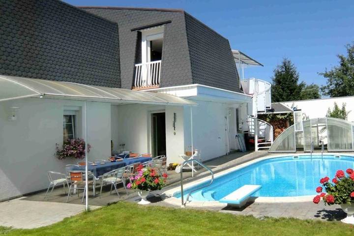 Appartement de vacances pour 6 personnes, avec vue sur le lac et jardin ainsi que piscine et vue