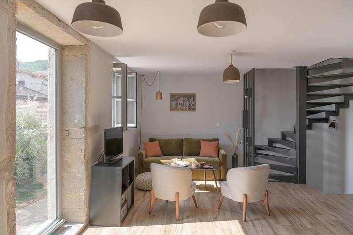 Gîte pour 4 personnes, avec Terrasse ainsi que Jardin et Piscine à Fleurieu-sur-Saône