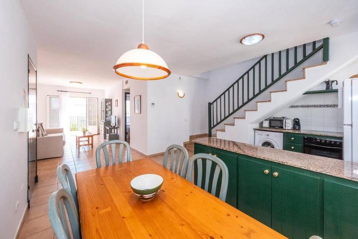 Location de vacances pour 3 personnes, avec jardin et bassin pour enfant ainsi que vue et piscine à Fornells - 4