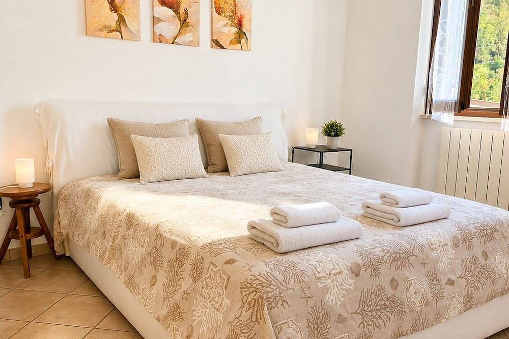 Villa Isedo Lake View 3 bedrooms + parking space in Villanuova sul Clisi, Gardasee-Berge