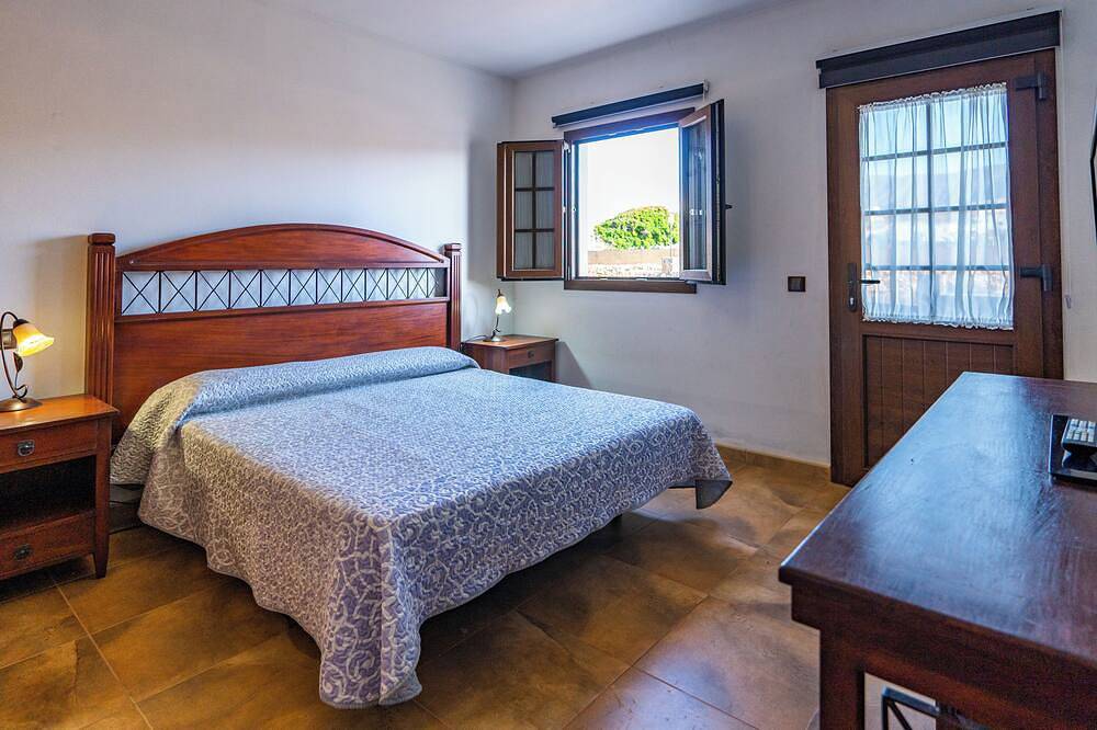 Villa Tebeto with spectacular Sunsets and Sacred Mountain views in Tindaya, La Oliva