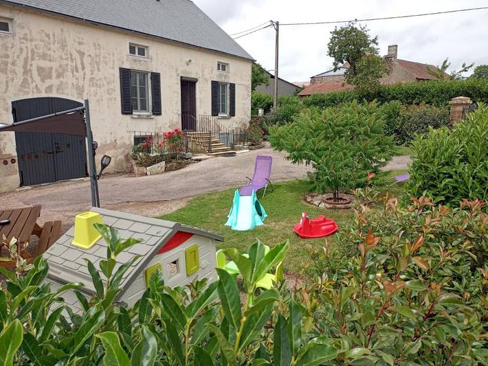 Gîte pour 6 personnes, avec vue et jardin dans Saint-Brancher