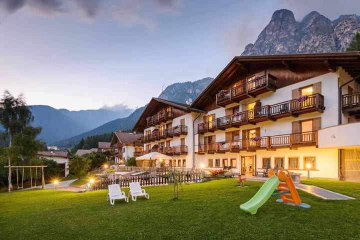 Ośrodek wypoczynkowy dla 2 osób, z sauna i jacuzzi oraz ogród i basen w Dolomity