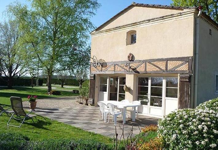 Location de vacances pour 3 personnes, avec piscine et jardin ainsi que terrasse et jacuzzi à Saint-Avit-Saint-Nazaire