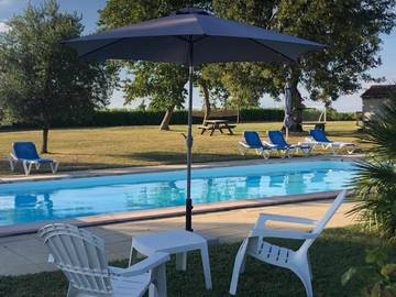 Gîte pour 4 personnes, avec piscine ainsi que vue et jardin, adapté aux familles à Mortagne-sur-Gironde