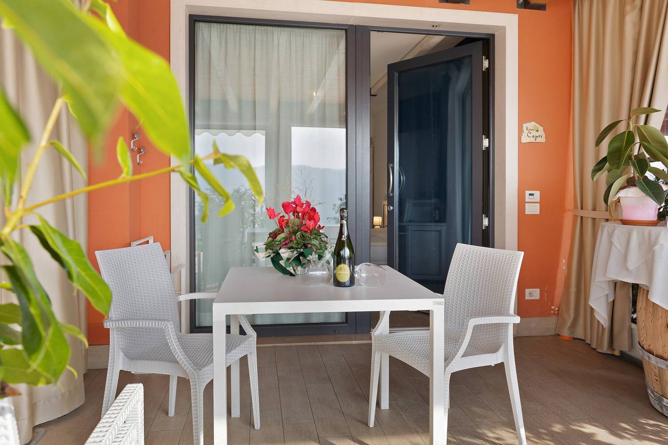 Camera 'Relais Villa Olivi Comfort Capri' con Vista Lago, Wi-Fi e Aria Condizionata in Garda, Prealpi Gardesane