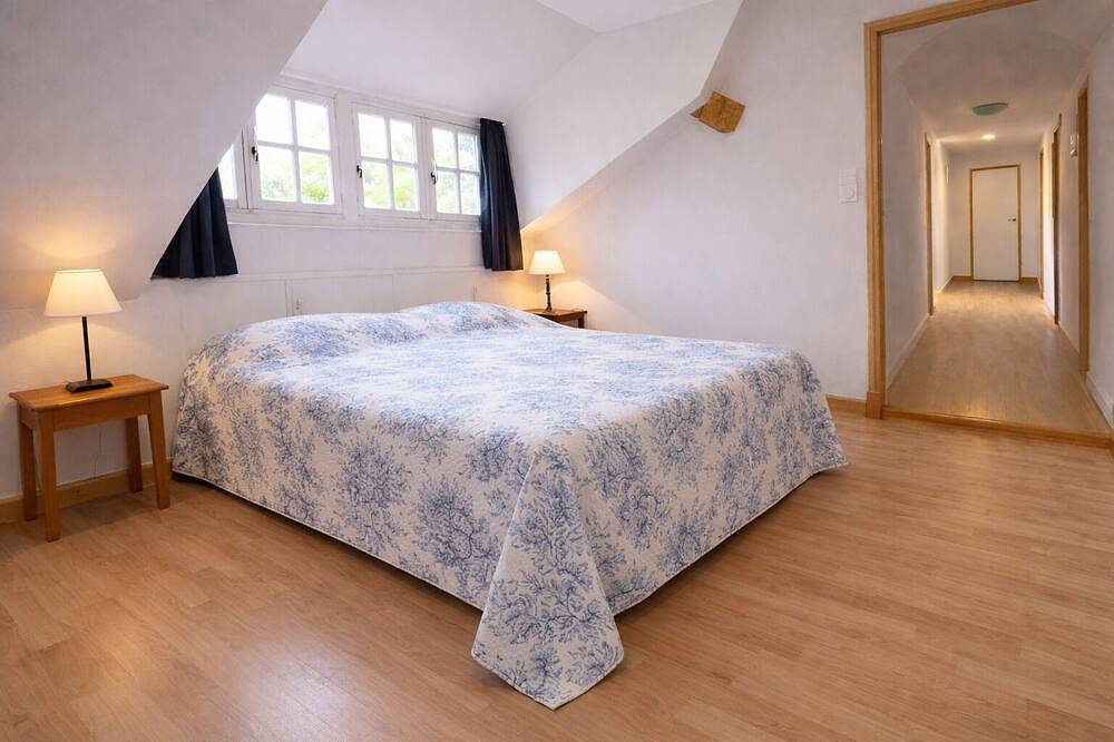 Entire apartment, Le Haut Perché, charming gîte in the castle of Saint Gervais in Saint-Gervais-la-Forêt, Blois region