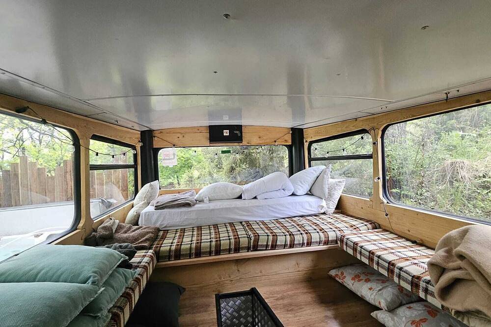 Unusual bus from Eden des Grisons, private Jacuzzi, view of Lac de Serre-Ponçon in Le Sauze-du-Lac, Gap und Umgebung