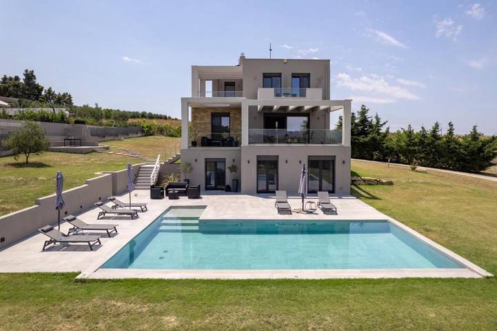 Ferienhaus für 13 Personen, mit Balkon und Whirlpool sowie Terrasse und Garten