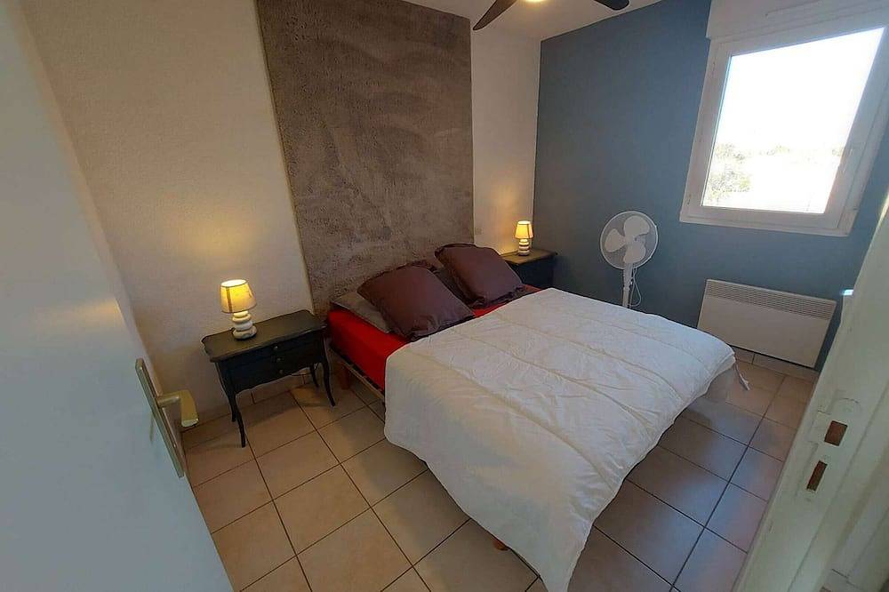 Entire apartment, Sunny 2-Bedroom Apartment with Terrace, Wifi, and Private Parking in Marseillan in Marseillan-Plage, Marseillan