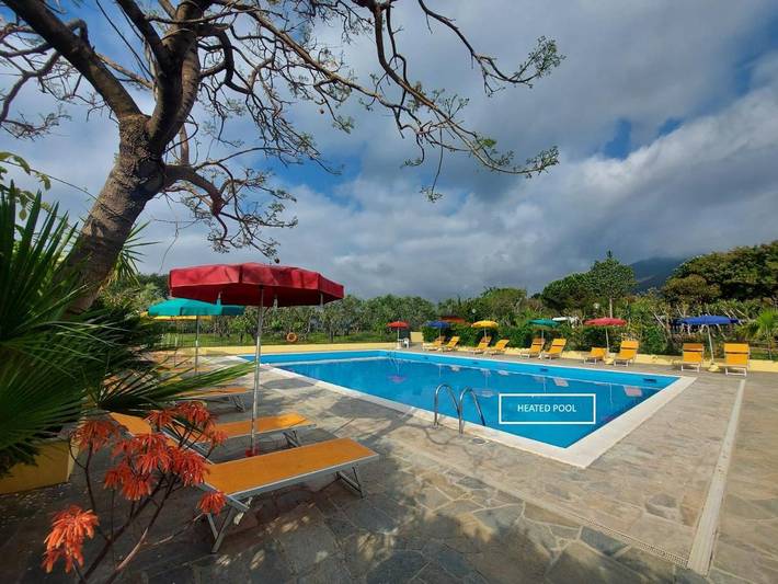 Bungalow per 4 persone, con Terrazza e Giardino nonché Piscina per bambini e Piscina a Albenga