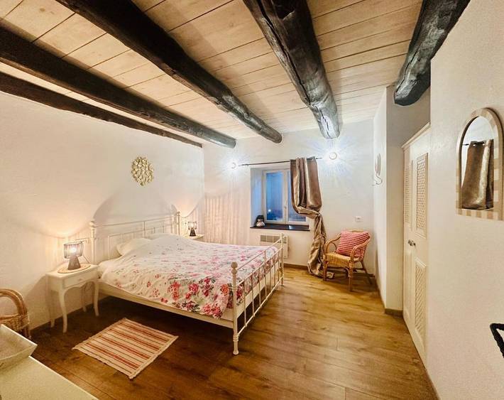 Location de vacances pour 4 personnes, avec Jacuzzi et Terrasse ainsi que Jardin et Vue à Tauves