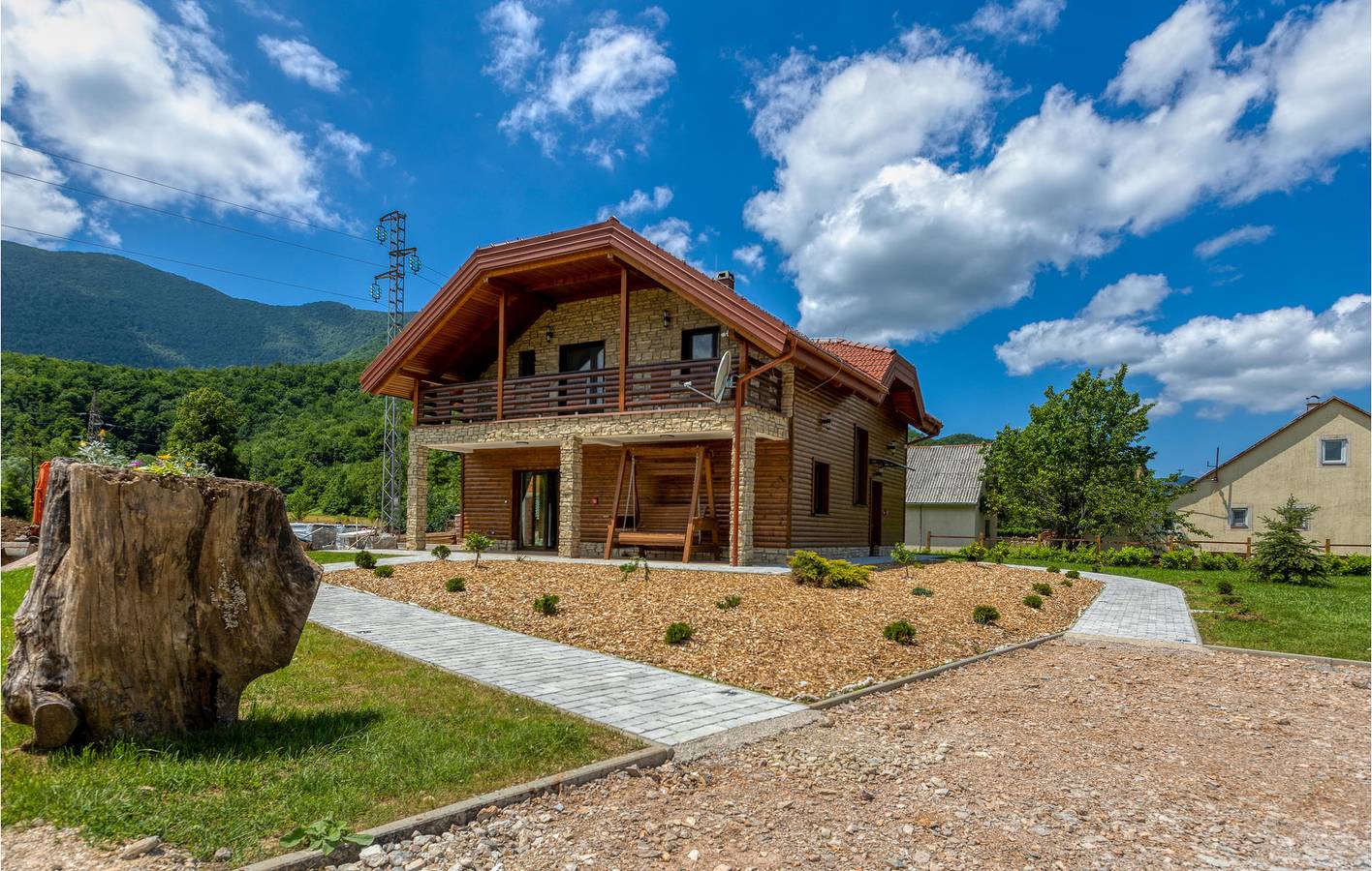 Charmante 2-Zimmer-Wohnung mit Pool und Terrasse, 2 km vom Fluss Rakovac entfernt in Gospitsch, Naturpark Velebit