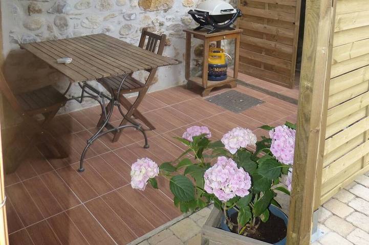 Gîte pour 2 personnes, avec terrasse et piscine