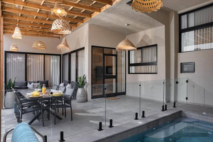 Chalet para 8 personas, con jacuzzi y balcón además de jardín y piscina - 1
