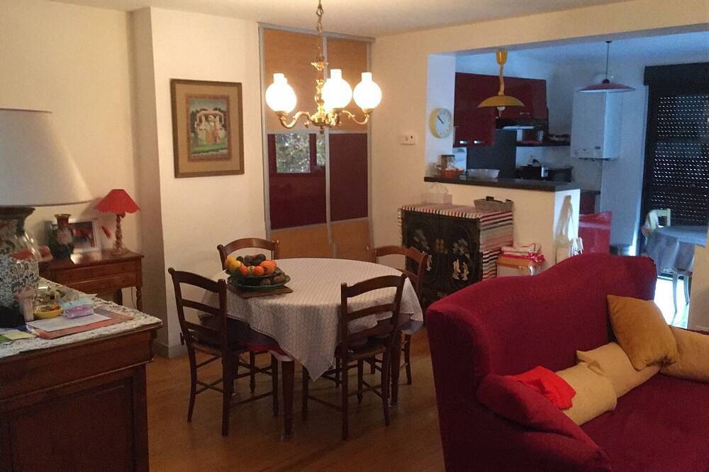 Apartamento entero, On the banks of the canal surrounding the town center, very bright apartment in Pamiers, Ariège