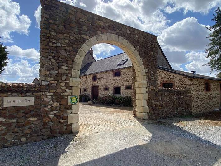 Location de vacances pour 27 personnes, avec Jardin et Piscine à Chammes