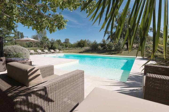 Location de vacances pour 3 personnes, avec jardin ainsi que vue et piscine à Grane - 2