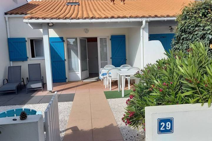 Location de vacances pour 4 personnes, avec terrasse ainsi que piscine et jardin dans Plage de La Parée