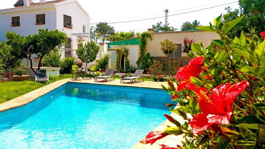 Chalet para 7 personas, con Balcón y Terraza además de Jardín y Piscina en Alpujarras