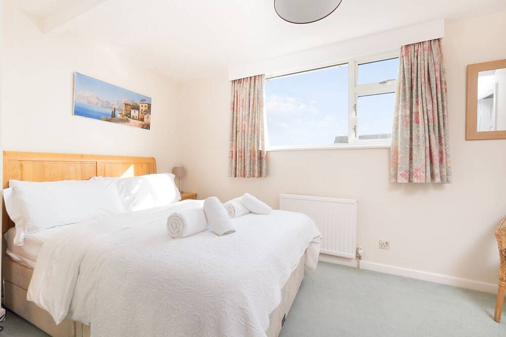 Family and pet friendly home sleeping up to 10, located within walking distance of the beach in Crantock, Cornwall