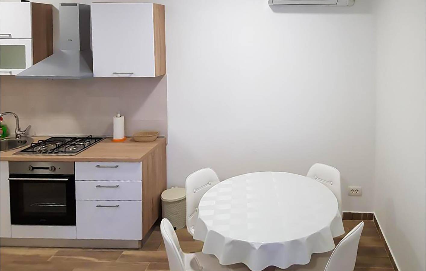 Ganze Ferienwohnung, Apartment mit Meerblick, Terrasse und Parkplatz in der Nähe der Neretva in Rogotin, Dubrovnik-Neretva