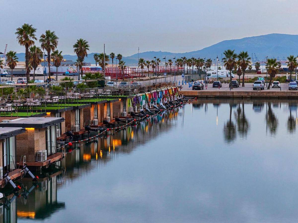 Boat Haus - Casas Flotantes frente a Gibraltar in La Línea de la Concepción, Costa de la Luz