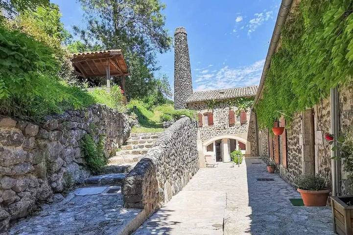 Location de vacances pour 4 personnes, avec piscine et jacuzzi à Rochessauve