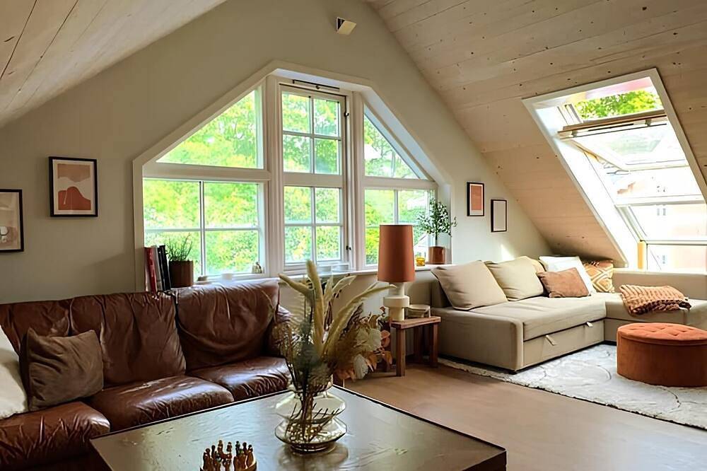 Ganze Wohnung, Charming attic apartment by the sea - with fireplace and cozy living room in Røyken