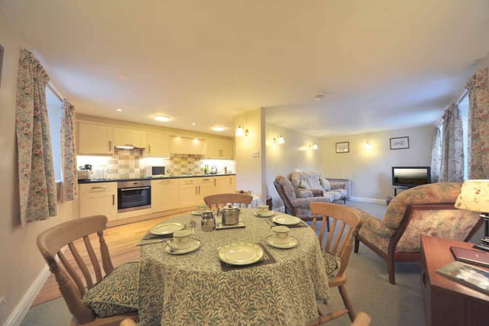 Cosy cottage in quiet courtyard in Grasmere village with private parking in Grasmere, Lake District