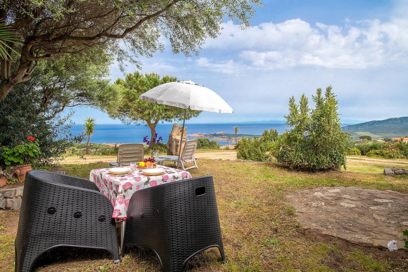 Casa vacacional "La casetta con vista" con vistas al mar, terraza y jardín in Pischinazza, Trinità d'Agultu e Vignola