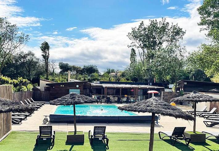 Camping pour 2 personnes, avec vue ainsi que piscine et jardin dans l' Aude