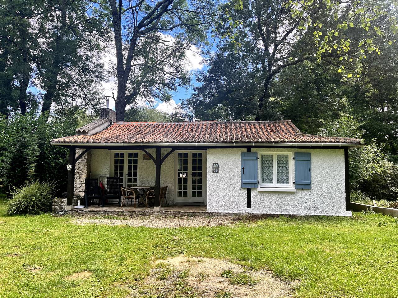 Casa de vacaciones 'La Cascade' con vistas al lago, piscina compartida y terraza privada in Varaignes, Parque Natural Regional Périgord-Limousin