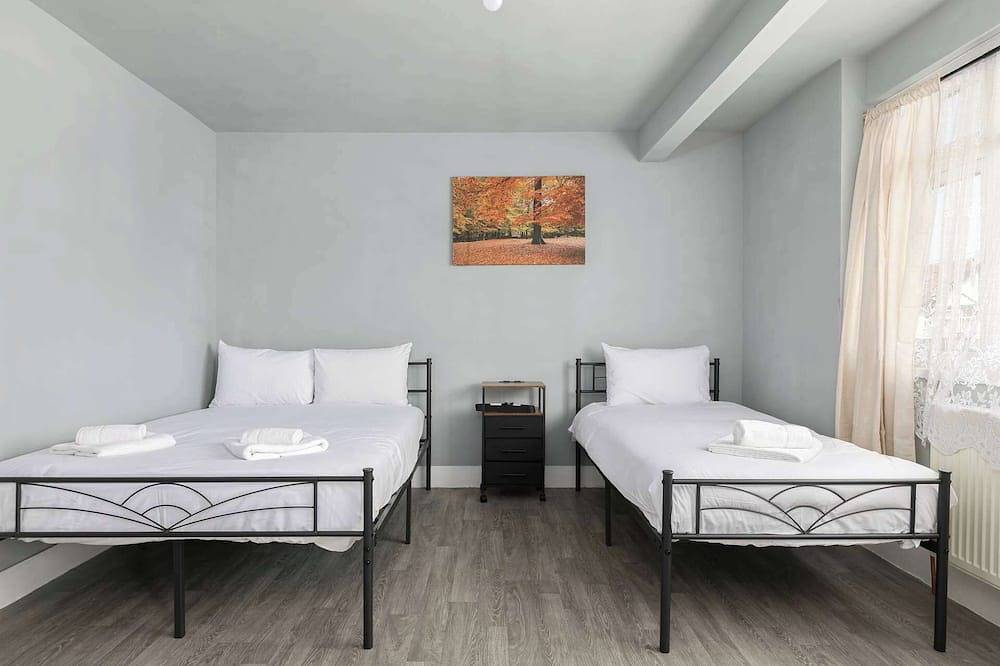 Spacious 3-Bed (Sleeps 7) Home with Garden in London, Südostengland