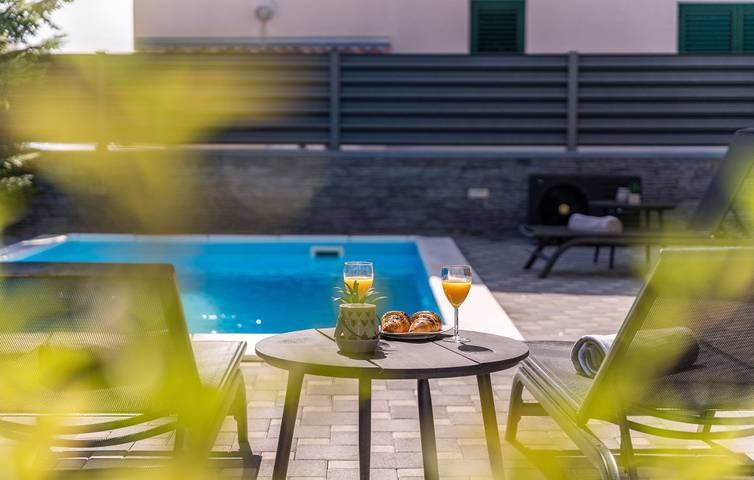 Dom wakacyjny dla 10 osób, z ogród i taras oraz jacuzzi w Vodice