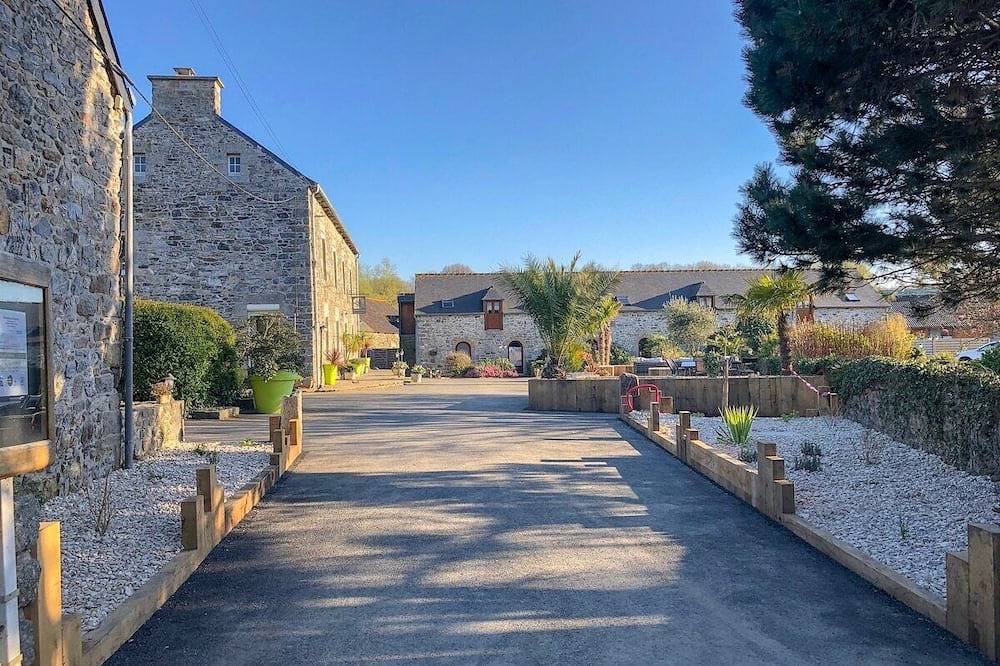 Paz y bienestar en una antigua granja renovada con piscina #aga in Yffiniac, Côte de Goëlo