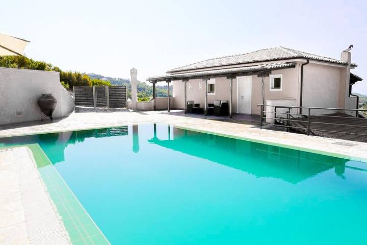 Villa per 7 persone, con giardino e panorama nonché piscina, adatto a famiglie con bambini a Skiathos