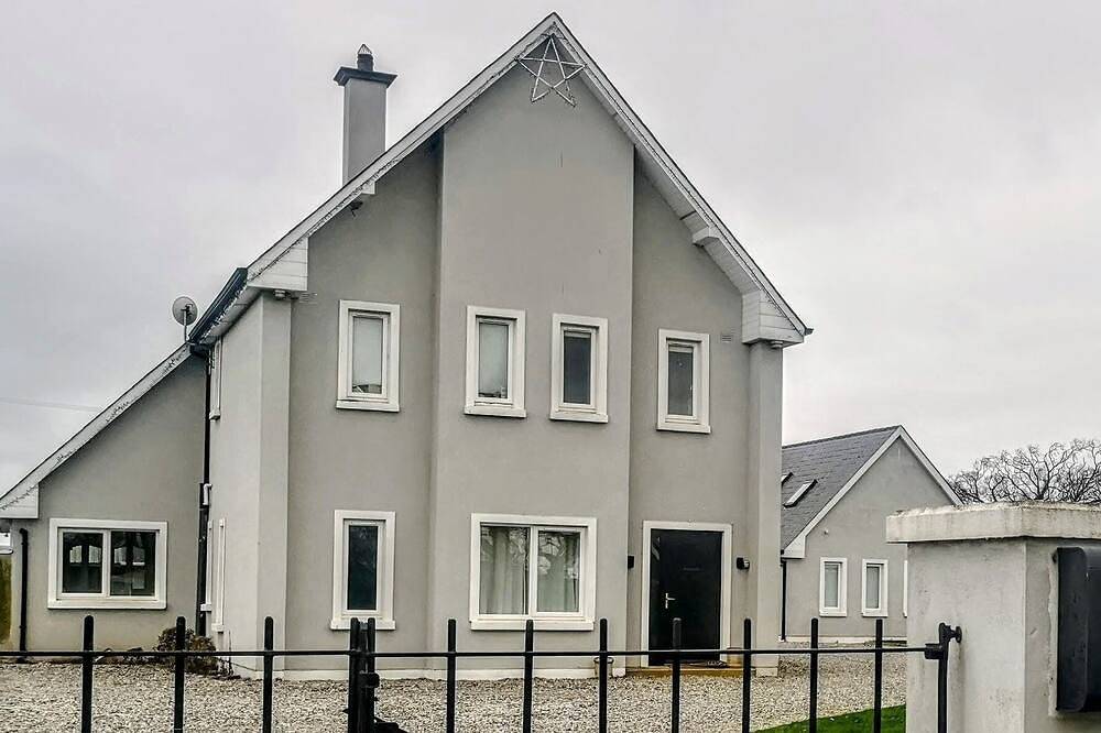 2 bedroom house near Athy, 45 minutes by train to Dublin in County Kildare