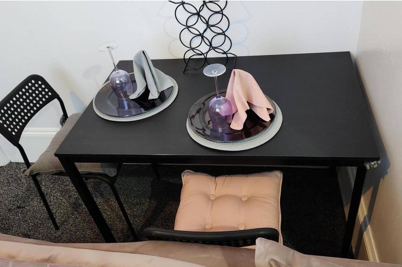 Entire holiday apartment, 1 Bed - Sleeps 3 - Wolverhampton City Centre in Wolverhampton, Birmingham Area