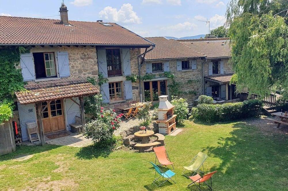 Gîte Charrette Fleurie avec salle activité, 15 p. in Lamastre, Parc naturel régional des Monts d'Ardèche