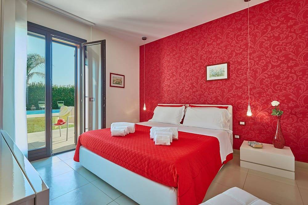 Elegant family villa,big heated pool,400 mt. to the sea, garden, bbq,free wi-fi. in Ragusa, Ragusa Province