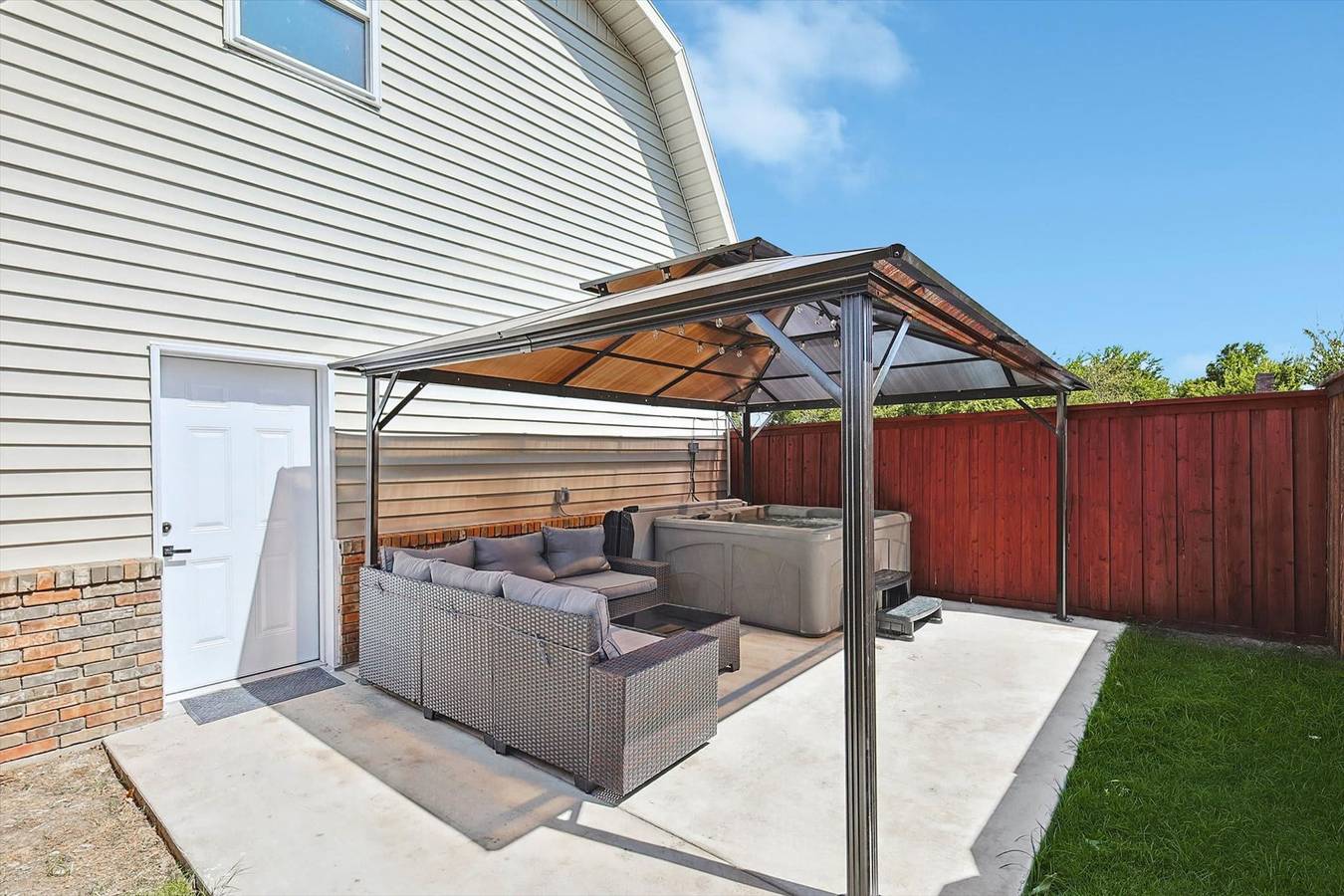 Gorgeous 4Br Home with Huge Yard Pool Hot Tub in Denton, Denton County